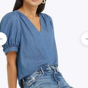 Draper James Heidi V-Neck Top in Chambray size medium. Blue